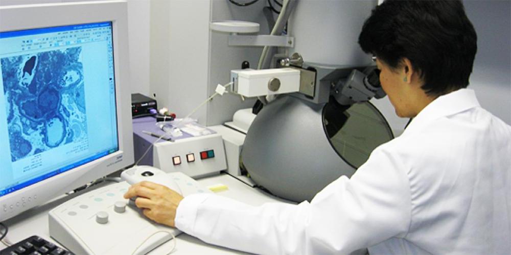 女科学家使用电子显微镜