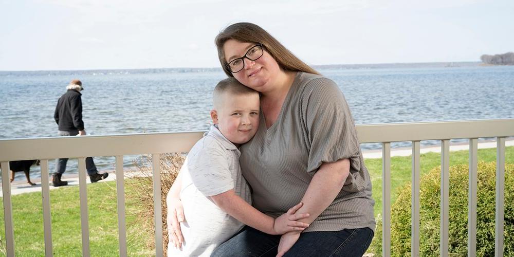 尼娜·阿尔法诺和她的儿子格雷戈里，在西塞罗的威廉海滩. 她接受了手术治疗在冠状病毒大流行期间发现的宫颈癌. (photo by Susan Kahn)