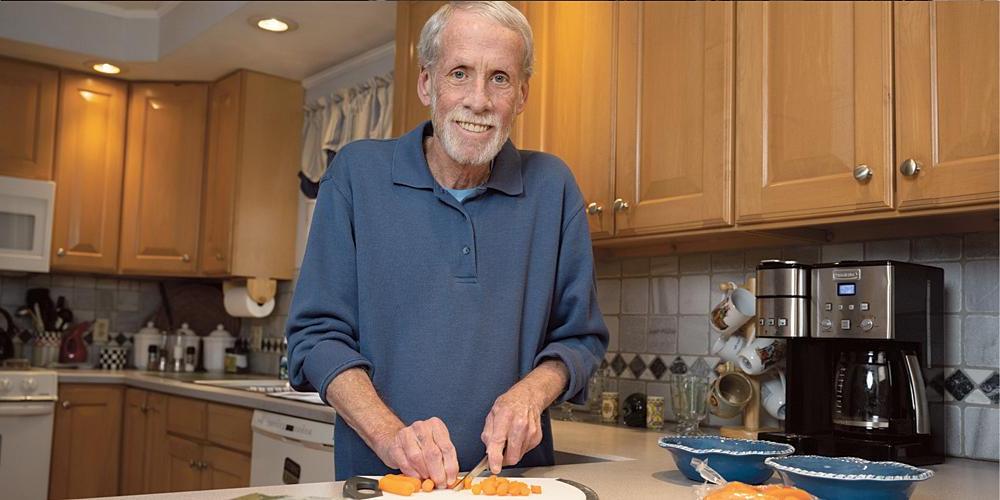 唐纳德·格雷戈里谈到他与前列腺癌的斗争时说:“我挺过来了. 这并不容易. 这很不舒服，但随着时间的推移会好起来.他在卡米拉斯家中的厨房里. (photo by Susan Kahn)