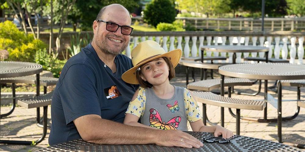 文斯流光, 与塔拉在一起, his granddaughter, 在锡拉丘兹伯内特公园的罗莎蒙德吉福德动物园担任2022年国家癌症幸存者日的DJ. (photo by Susan Kahn)
